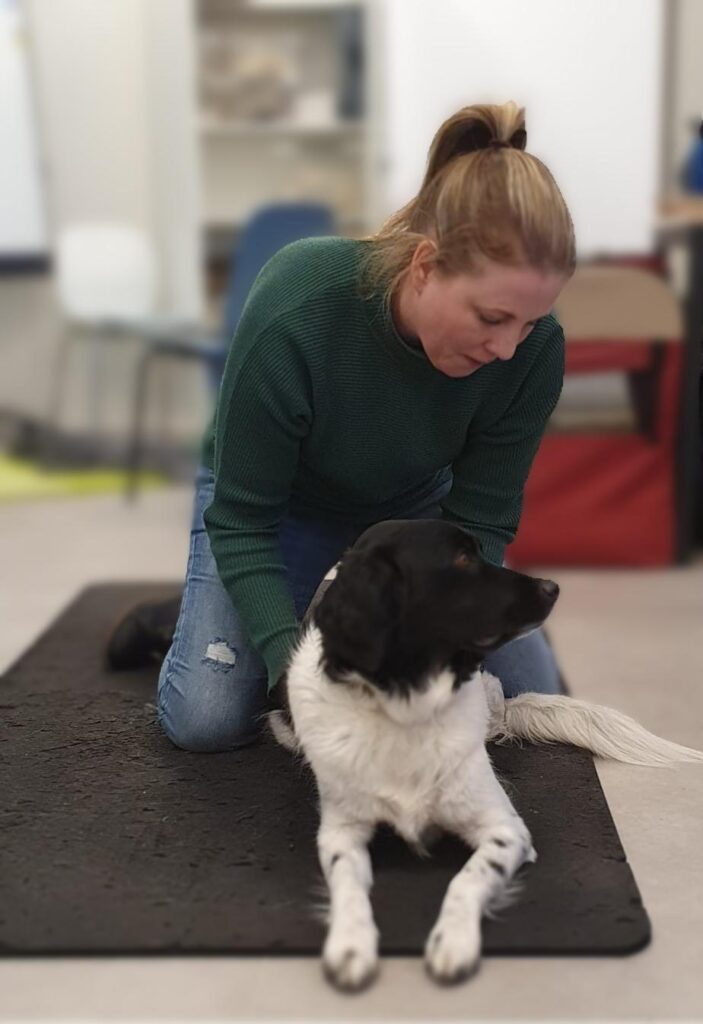 Osteopaat Lianne tijdens een behandeling met Kyara